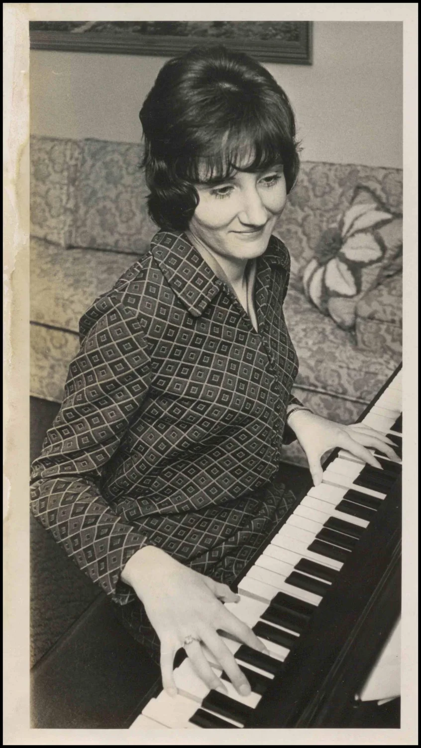 Bass, Janis, (daughter of Mr. & Mrs. Ewell Bass, 1425 Woodland Way) / Pan American Airline Hostess.